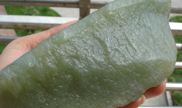 戈壁|和田玉戈壁料表面存在密集小坑，相比籽料，戈壁料盘玩也别有风味