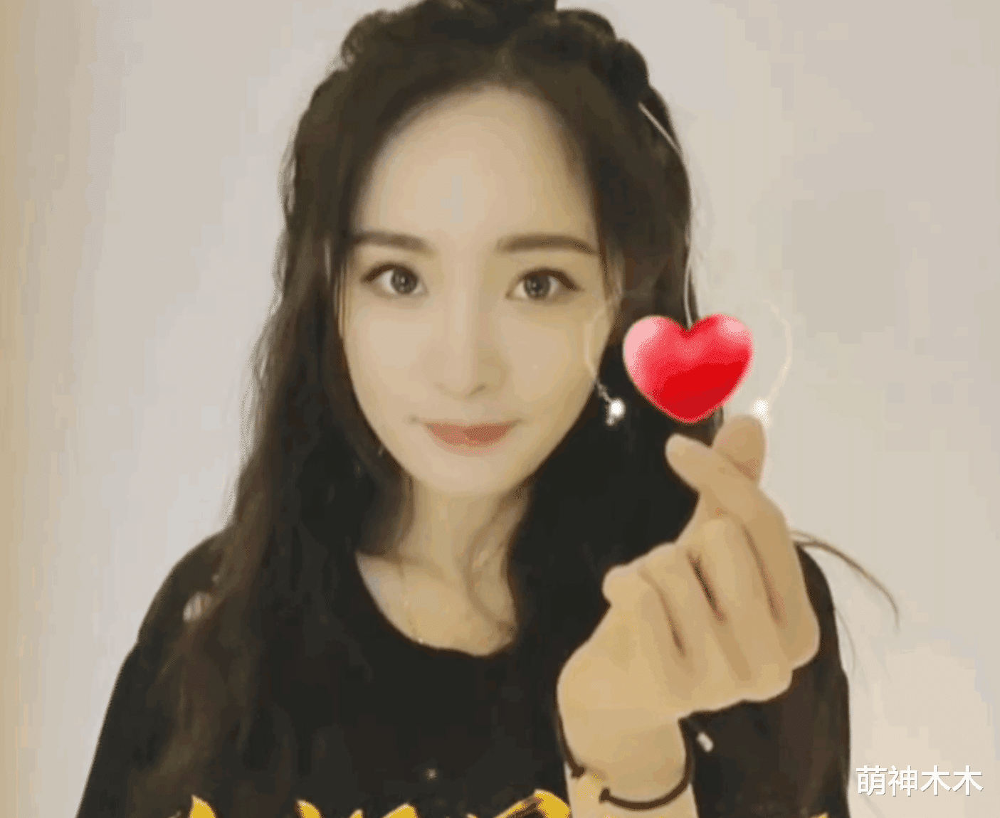 李宇春|众星花式祝国庆：龚俊带国旗口罩上班，周深献唱，李宇春吉他指弹