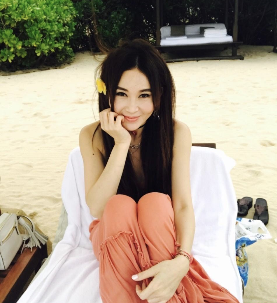 温碧霞|温碧霞一家三口同框，穿吊带裙与老公亲吻好甜，儿子和爸长一个样