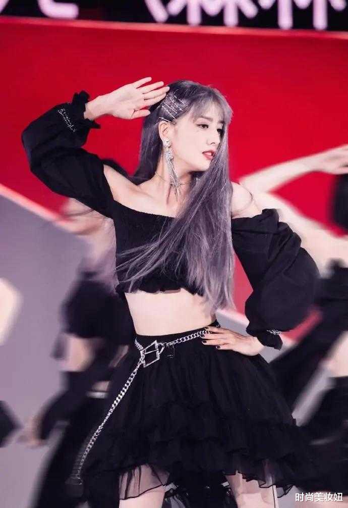 佟丽娅|佟丽娅离婚后风格大变，染灰紫色长发配女团造型，美得差点认不出