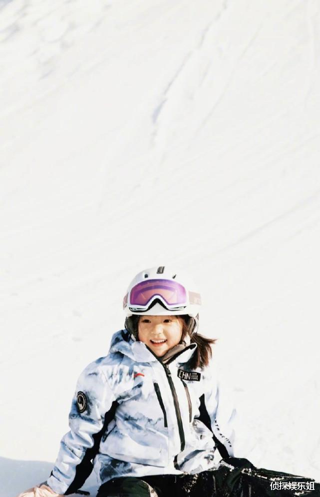 董璇|董璇带女儿滑雪，小酒窝雪地摔倒泪眼汪汪惹人疼，越来越像妈妈