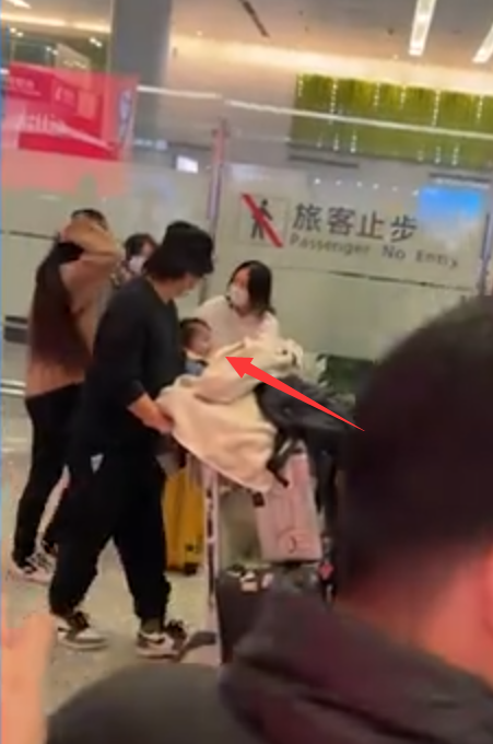 张雨绮|郭碧婷现身机场，用行李箱推着女儿奔跑，看到媒体镜头迅速遮挡女儿正脸