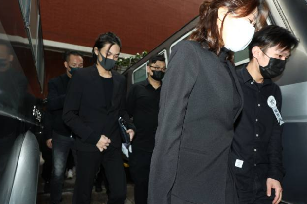 吴孟达|吴孟达遗体火化，达叔儿子受访公开“达叔遗愿”，达叔爱妻有气无力被儿子搀扶