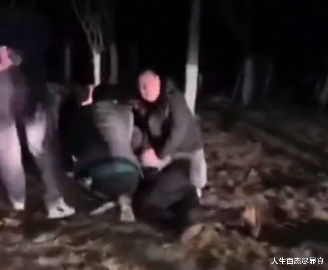 人生百态尽显真 湖南一校长和女老师车震是被捉,女老师衣衫不整,尴尬不已