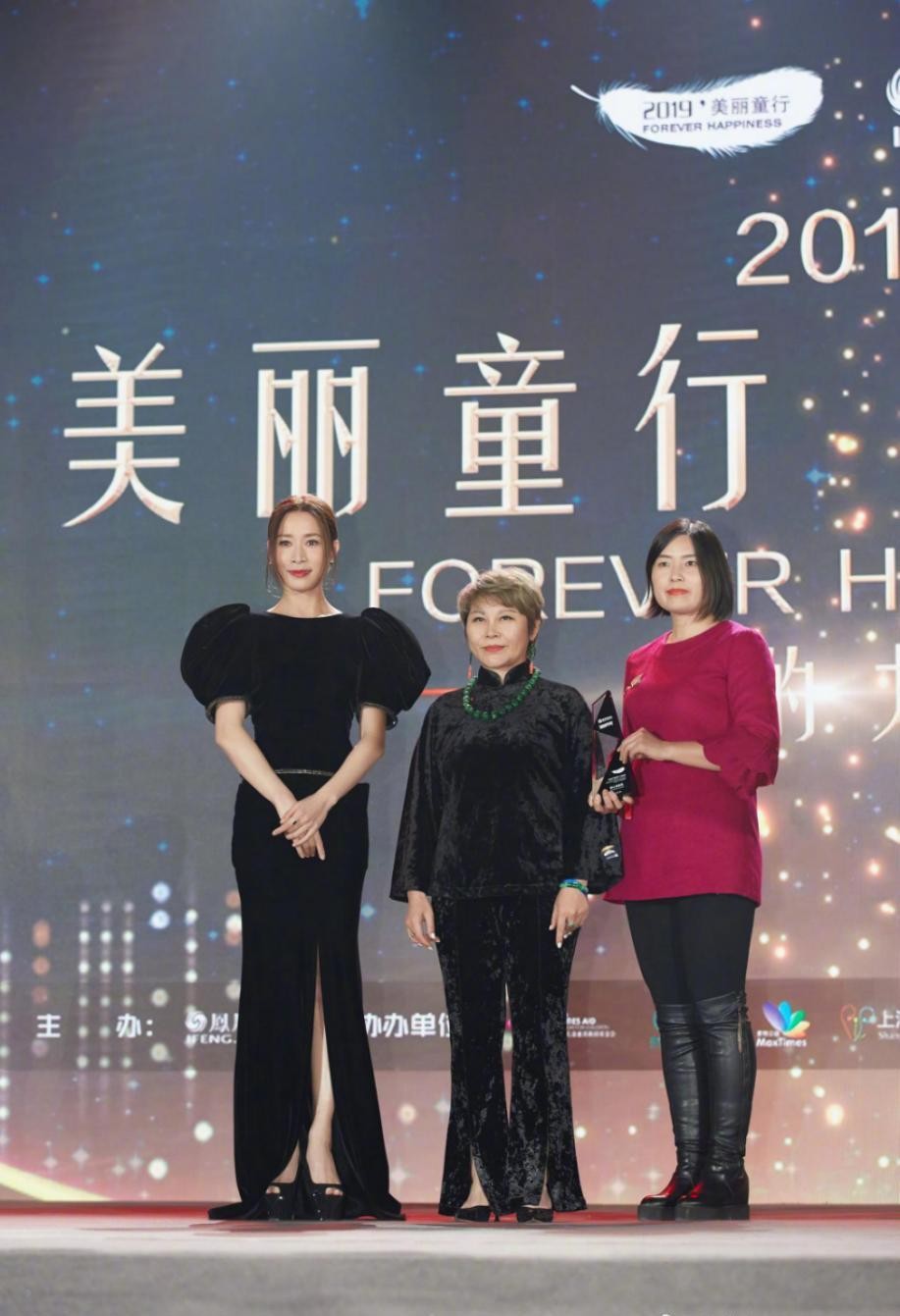BiuVogue|佘诗曼好会穿，长裙都挡不住大长腿，曼妙的身材真是性感