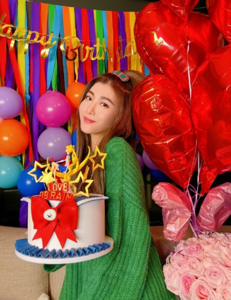 周深|李彩桦离婚一年近况曝光！生日获神秘男送两千枝玫瑰，公开回应感情状态