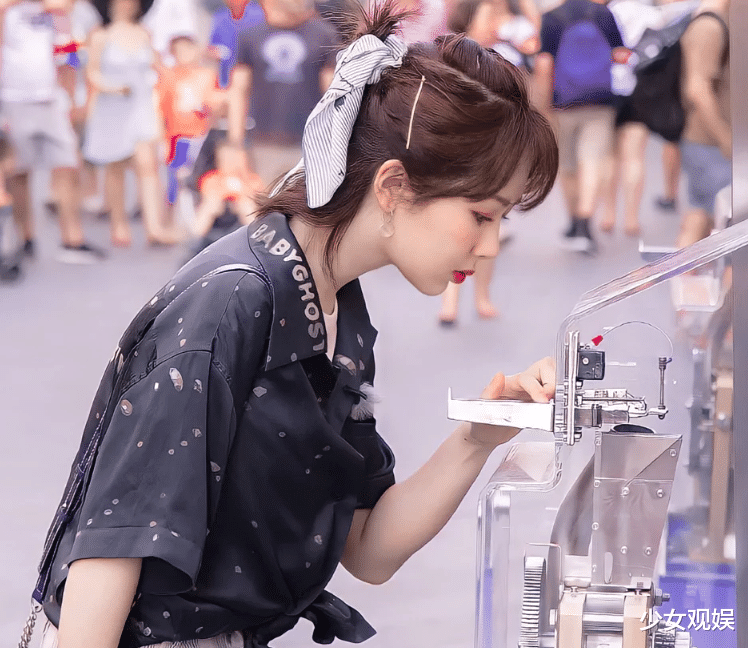 杨紫|澄清恋情后杨紫录综艺，跟张艺兴买菜又插秧，她的表情显二人关系