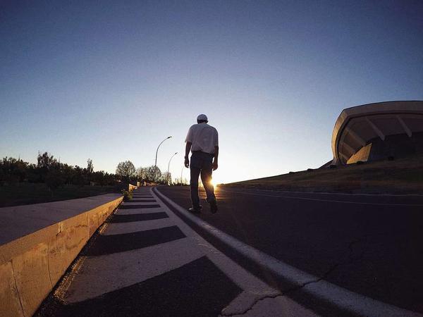 莲子|寿命较长的人,走路会有四个共性,哪怕占一个,也让人羡慕