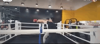 孙莉|孙莉晒跳舞视频再被嘲讽，肚子赘肉抢镜，网友请求把C位让给老师