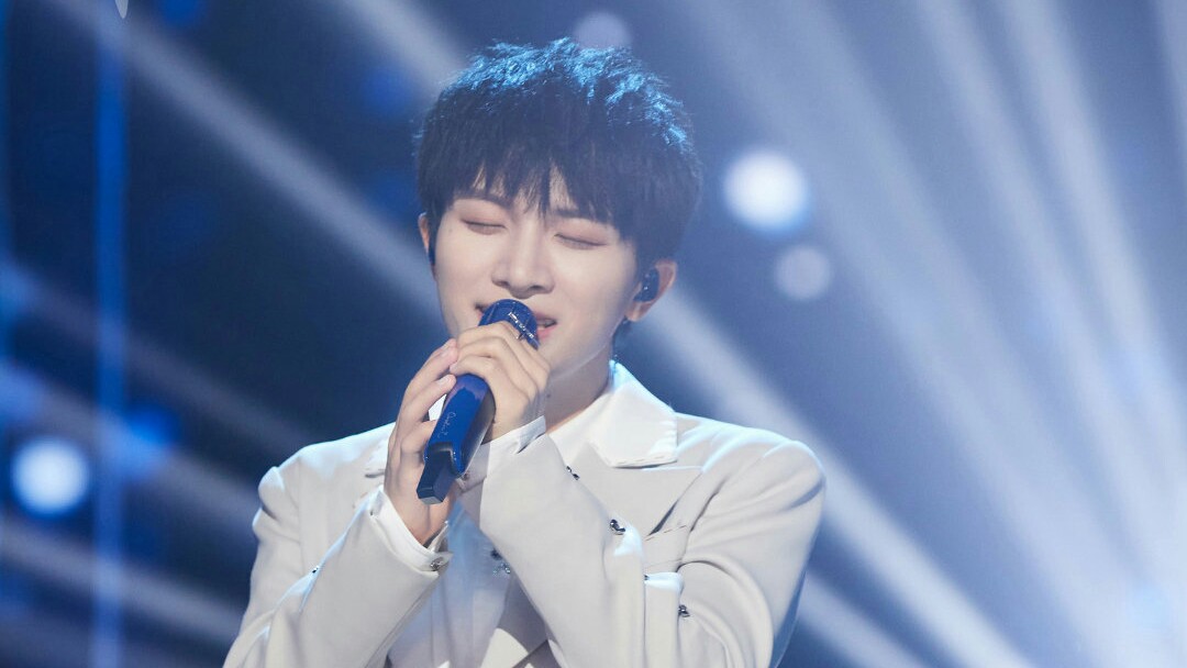 周深|出道7年,周深越努力越进步越开心越自信,对舞台和粉丝充满感恩