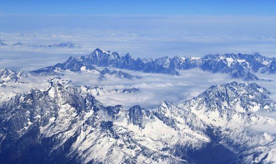 喜马拉雅山发现红色的雪,远远看去山都是血红色的,是什么原因?