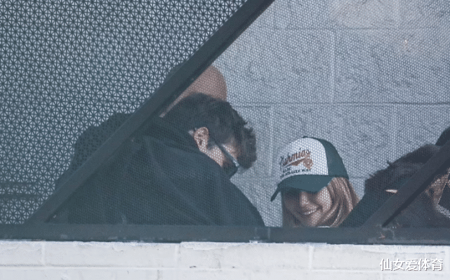 好莱坞|分手超模、秒恋星二代网红？好莱坞97年鲜肉遭群嘲：靠女人上位