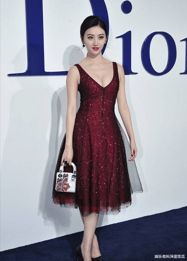 景甜|景甜：越来越“大胆”！v领吊带太惹眼，尽显丰满好身材