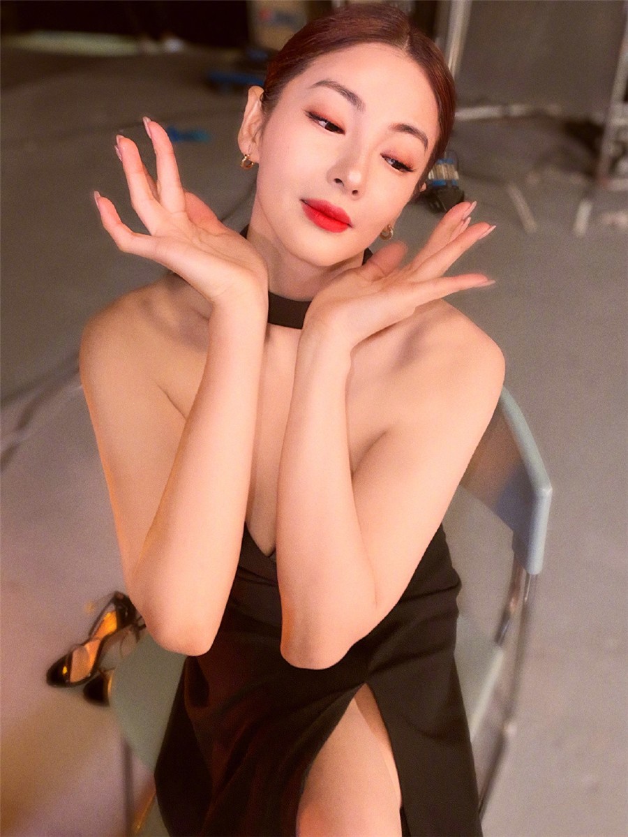 华晨宇|张雨绮也开始走豪放路线，紧身抹胸装配项圈，看上去成熟不少