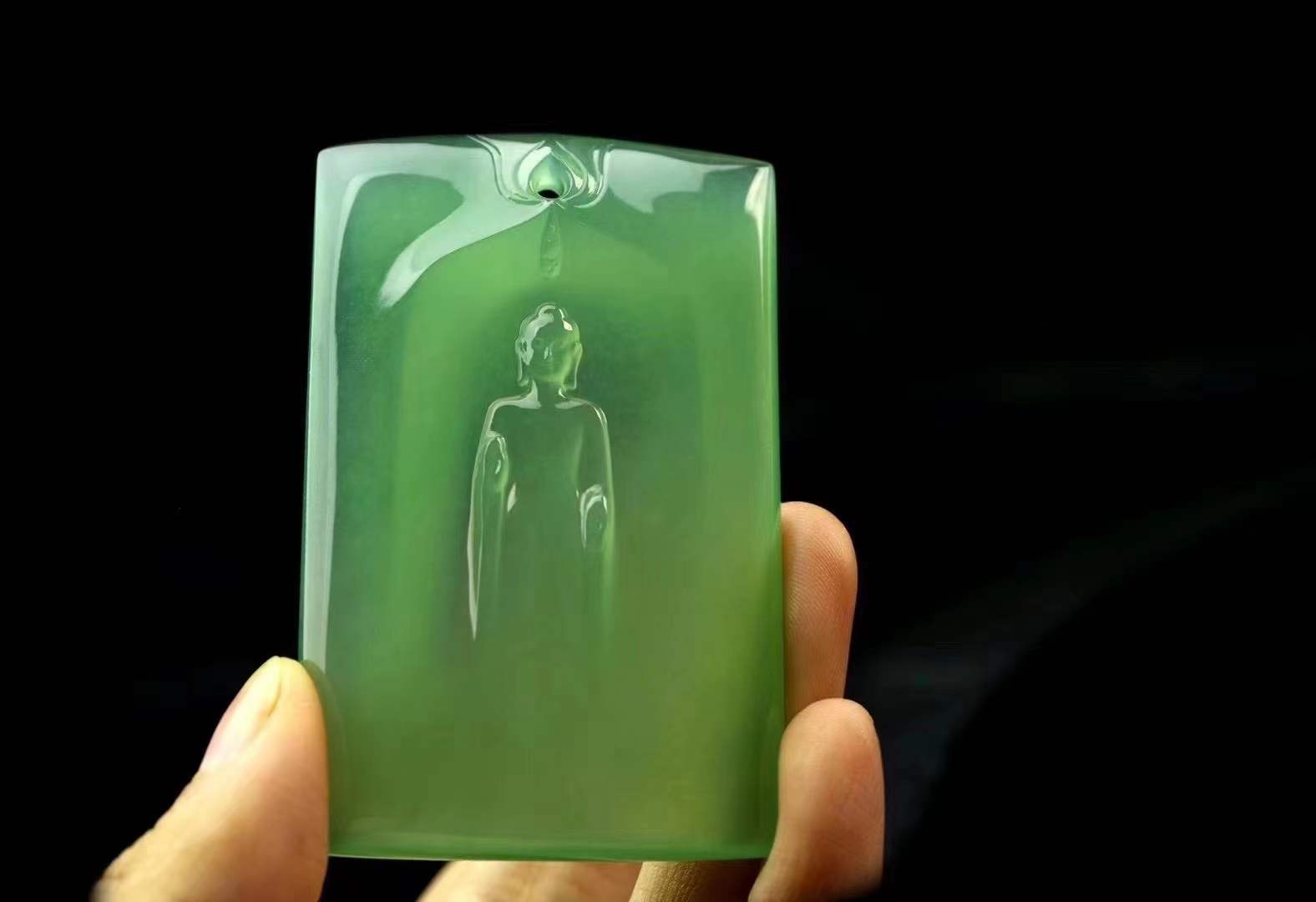 雕刻|要做到突出翡翠的荧光感，不是大师级雕刻家，那也是很难做到的