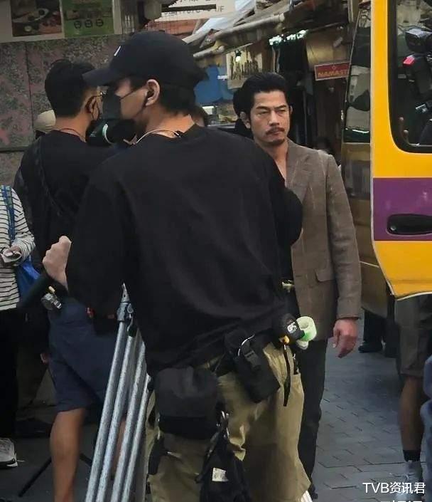 郭富城|首次挑战演丑角！56岁郭富城新戏变身龅牙大贼，闹市上演枪战惹注目