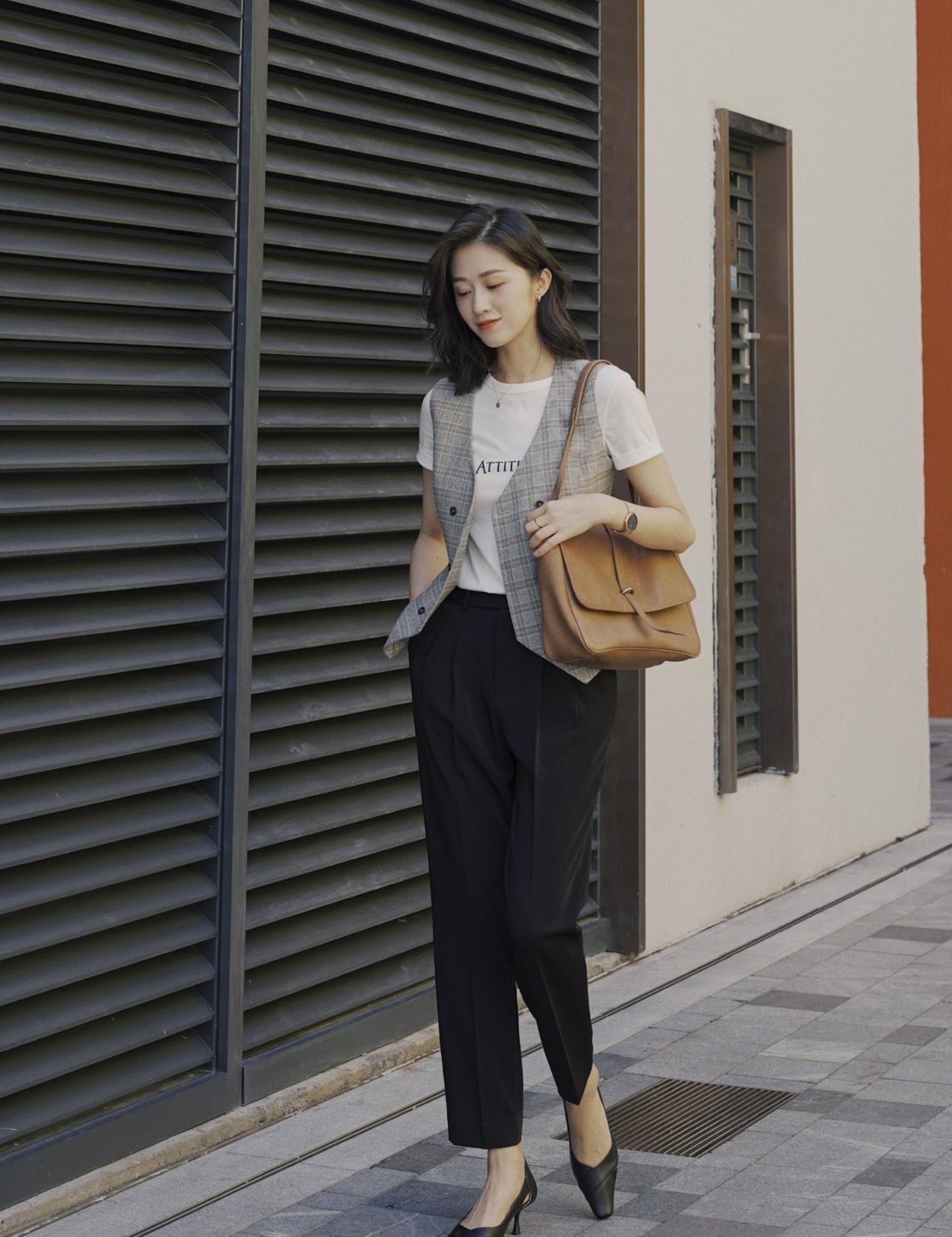 穿衣搭配|高级感宜简不宜繁，十款精致大气的职场穿搭，干练减龄不失时尚感