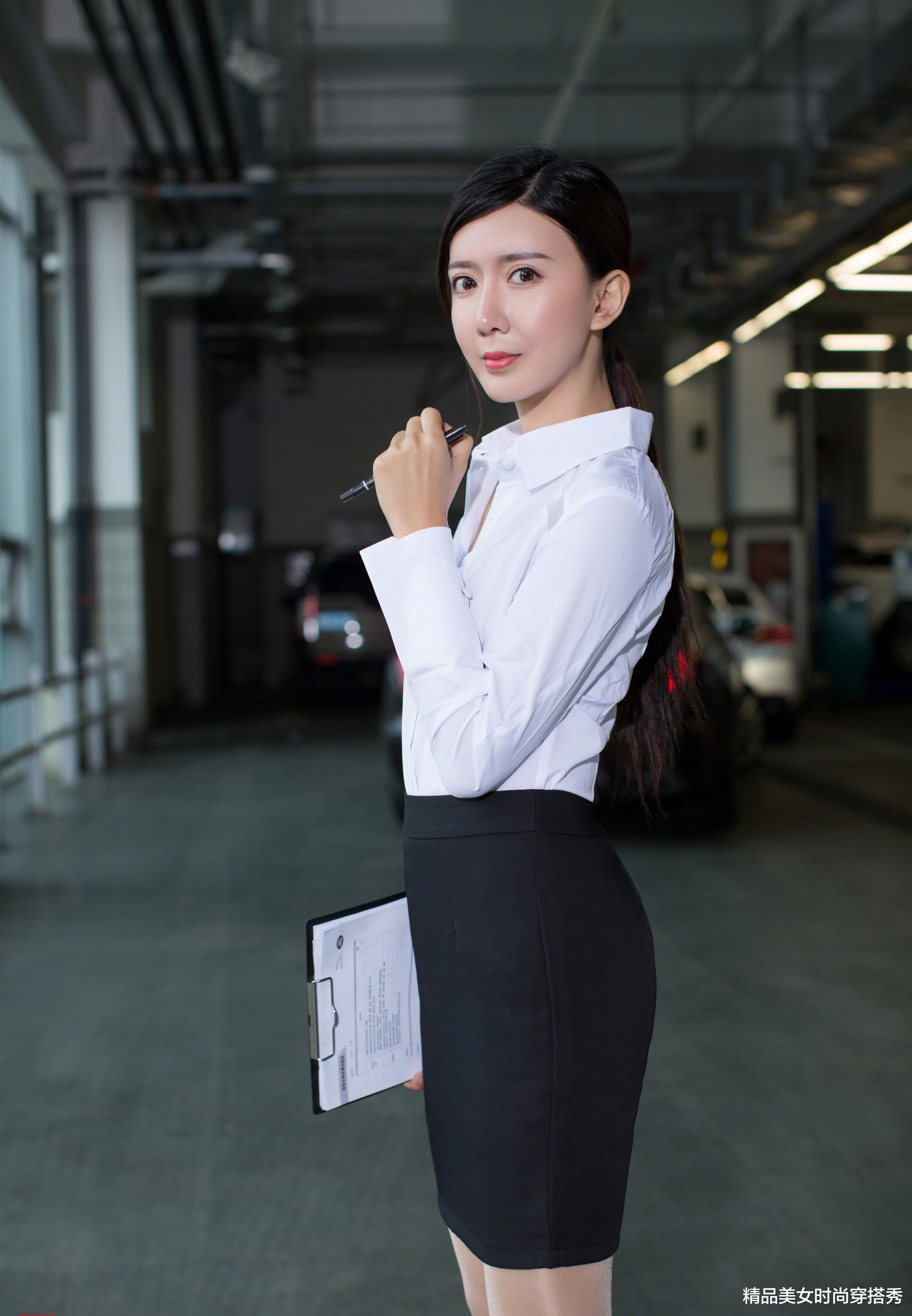 穿衣搭配|经典的白色衬衫搭配黑色的短裙，简约又不失干练