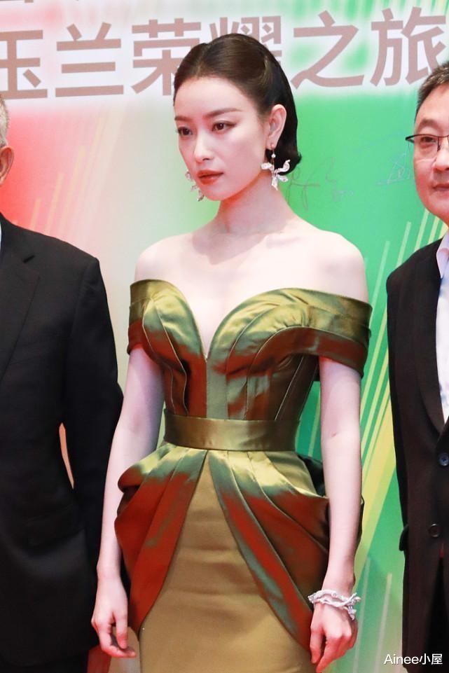 倪妮|倪妮的天鹅颈太撩人了，穿一字肩裙身形细长，气质比颜值更出众