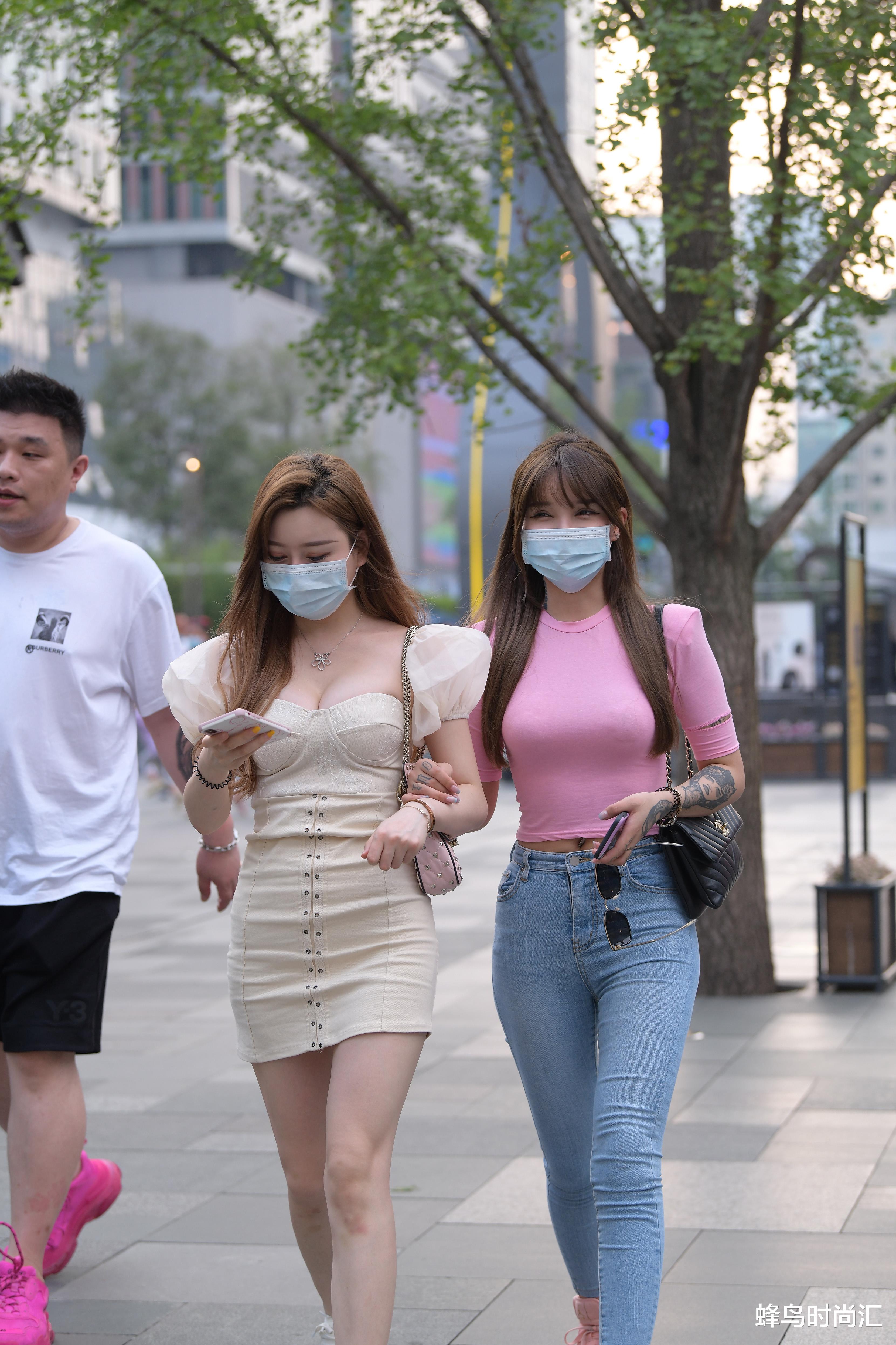 蜂鸟时尚汇|丰腴女神这么穿更惹眼，个性的她也爱简洁款式，路人都会为之心动