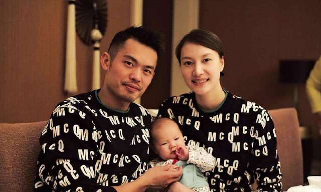 潮帮先生|谢杏芳挽林丹胳膊现身,两口子都花衣服还挺有夫妻相,越看越登对