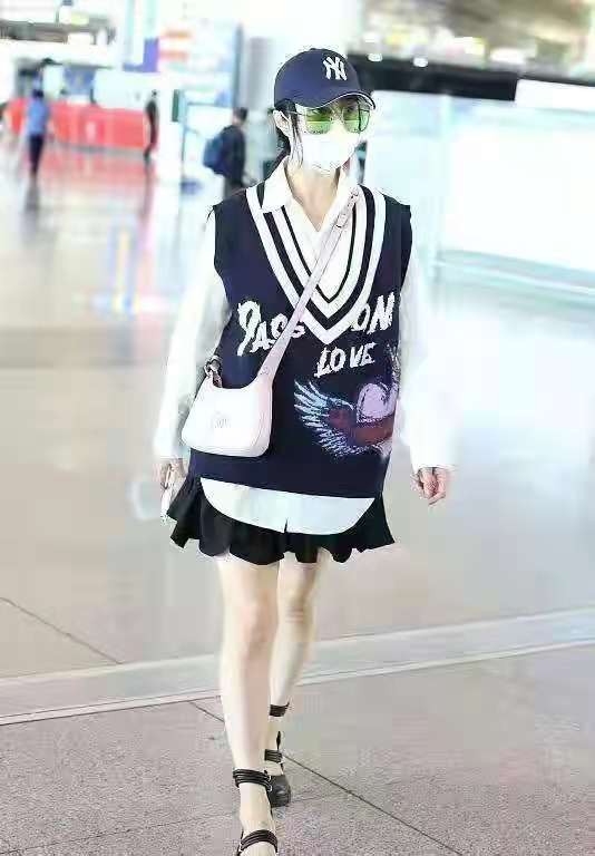 时尚风行派|范冰冰机场穿搭又出新花样！走学院风秀少女心，露出肌肉腿也不怕