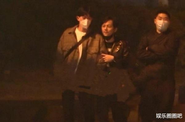 何炅|何炅被当街被2次抚摸脸！和男子十指相扣回酒店，网友：是gay也祝福