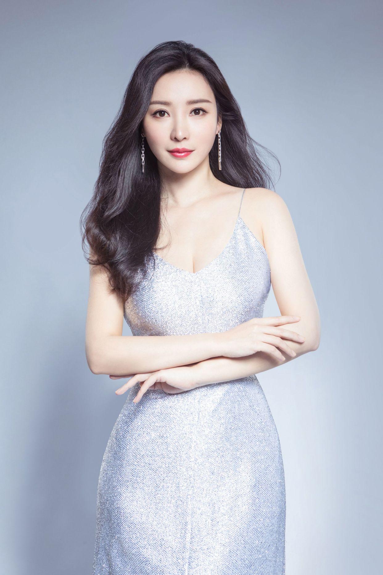 柳岩|41岁柳岩被跟拍，生图下身材引热议：这还是曾经的“女神”吗？