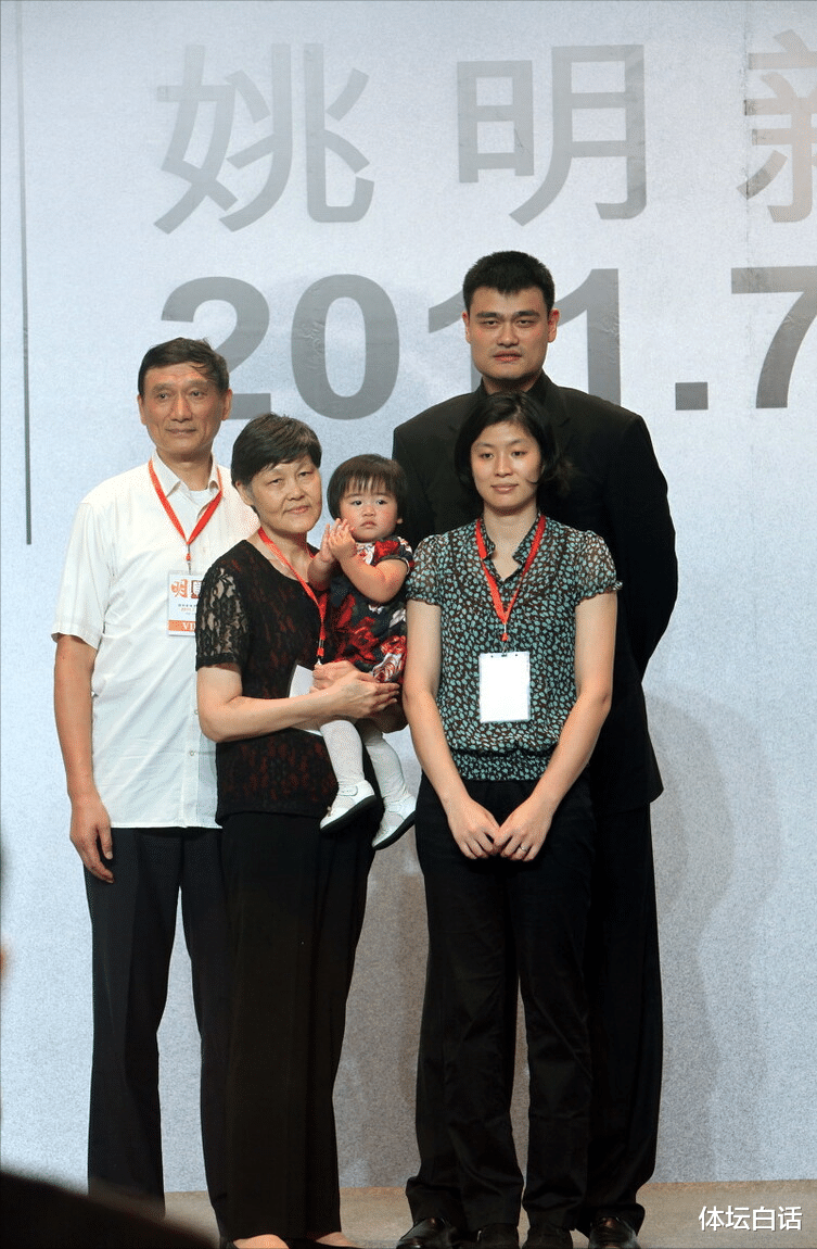 姚明|姚明父女逛街身高引关注！小巨人身家超20亿，网友：赶紧生二胎吧