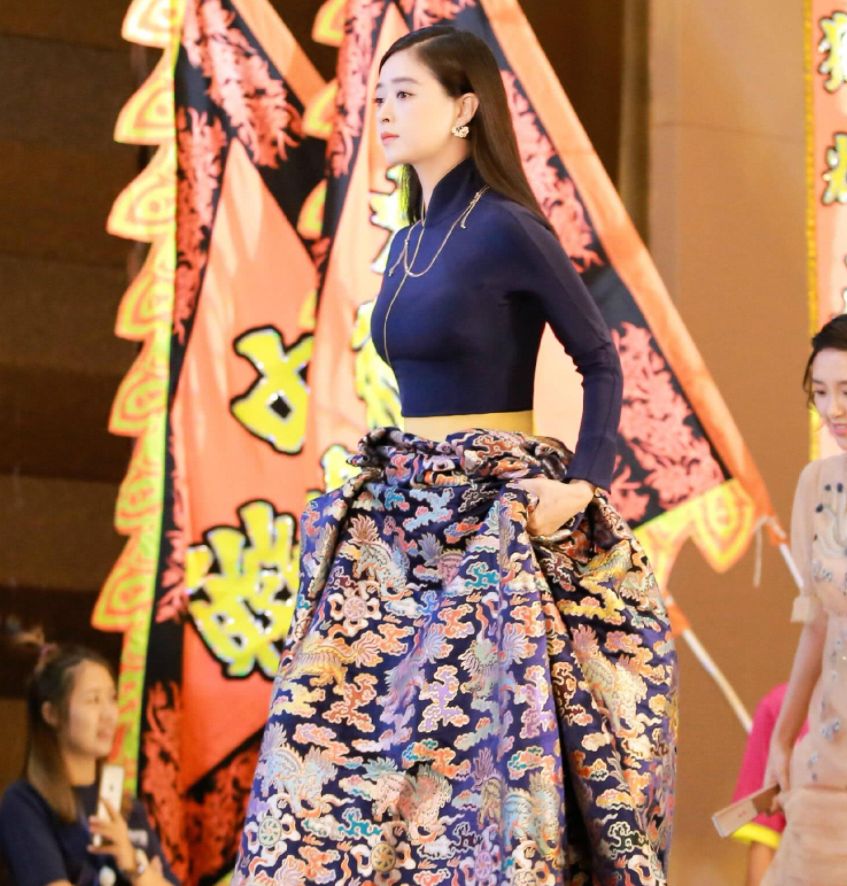 闲鱼有话说 蒋欣把大骨架变成优势，穿一身国风礼服优雅高级，看着就好有气场