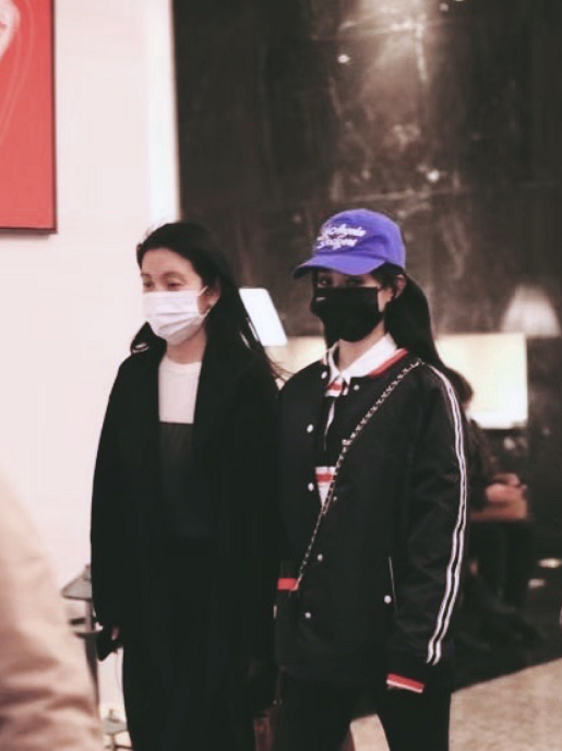 |赵丽颖还没认识到自己已经当妈了,私下穿的像学生,感觉年轻好多