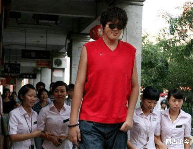 张欢|亚洲巨人张欢身高2.38米，与女星、网红传绯闻，35岁发愁没有女友