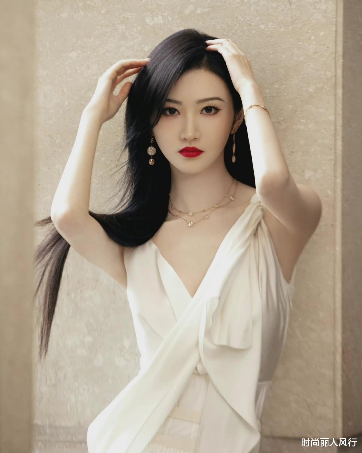 时尚丽人风行 景甜高调现身Dior活动！穿一身白裙变绝美希腊女神，Dior审美太稳定