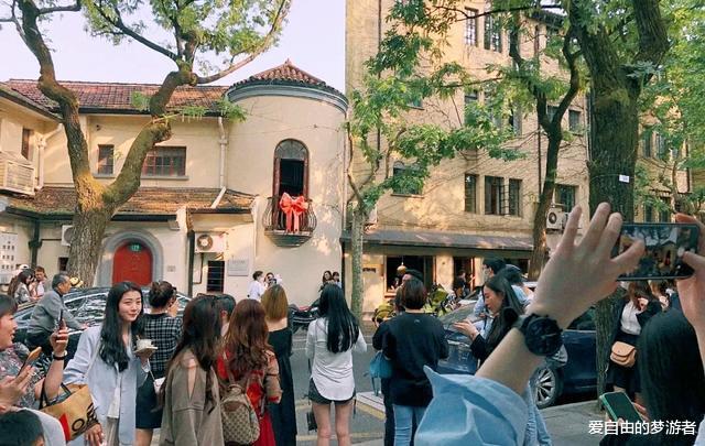 爱自由的梦游者 上海蝴蝶结阳台爆红，有人请假来打卡，房主老奶奶被迫营业