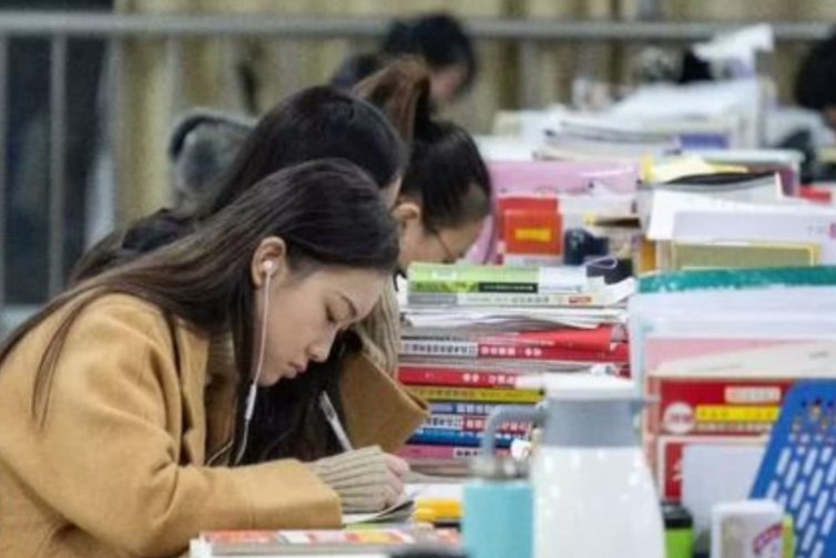 考研|32岁职场妈妈带娃考上研究生，却遭同龄人嘲讽，评论区充满酸味