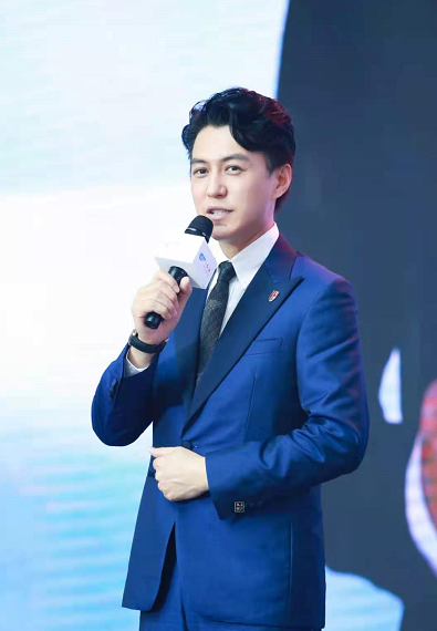 时尚风行派|靳东真是“央视脸”！穿西装帅上新闻联播人群中最抢眼，气场超强