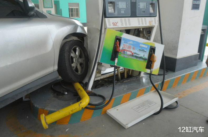 12缸汽车 在加油站加油的安全小知识，细节要注意，不然可能会酿成大祸