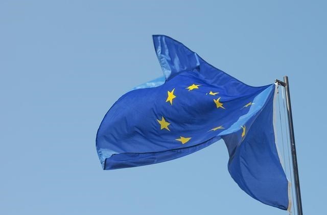 芯片|彻底乱套！英特尔宣布决定，美国院士发出感慨，美国将为自私买单