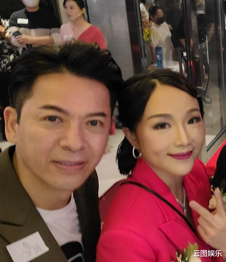 商天娥|欧阳震华等10位港星齐聚一堂，为富婆新店剪彩切烧猪，场面太热闹