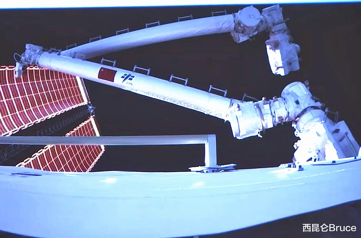 空间站 航天员空间站出舱后，如果不小心漂离了飞船，该如何回到飞船上面