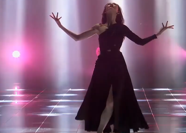 王鸥|王鸥忘了有镜头？穿开叉裙脚踩在桌子上，下秒画面让男粉躁动不已！