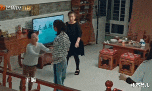 积木育儿|豪门媳妇郭晶晶带孩子插秧，月薪3000的我带孩子上名媛课