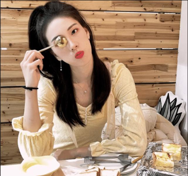 女排联赛|美女，女排联赛结束，最美副攻郑益欣晒照，黄色连衣裙大方动人！