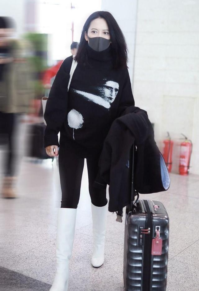 美人哒 50岁俞飞鸿也太会穿了吧，灰色毛衣配阔腿裤，看似质朴却备显高级