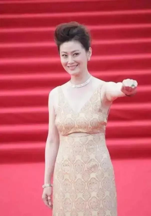 全球时尚号|“初代潘金莲”王思懿，穿露肤吊带裙秀好身材，49岁风韵犹存