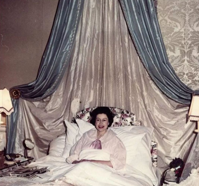 1982年，小夥順著排水管溜進女王臥室，與女王聊瞭幾句，後來怎樣-圖4