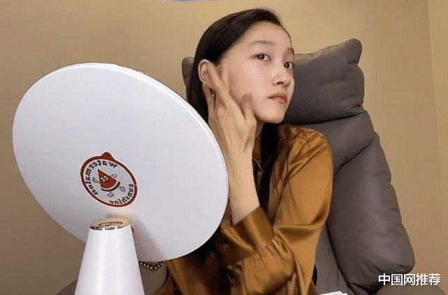 关晓彤|关晓彤公开化妆过程，却忘了开十级美颜，颜值引热议