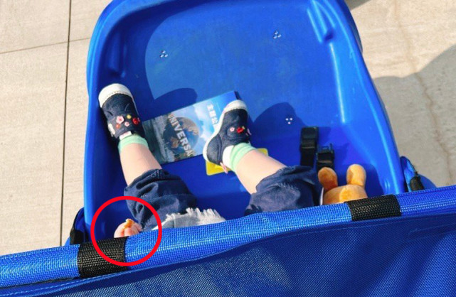 张雨绮|郭碧婷现身机场，用行李箱推着女儿奔跑，看到媒体镜头迅速遮挡女儿正脸