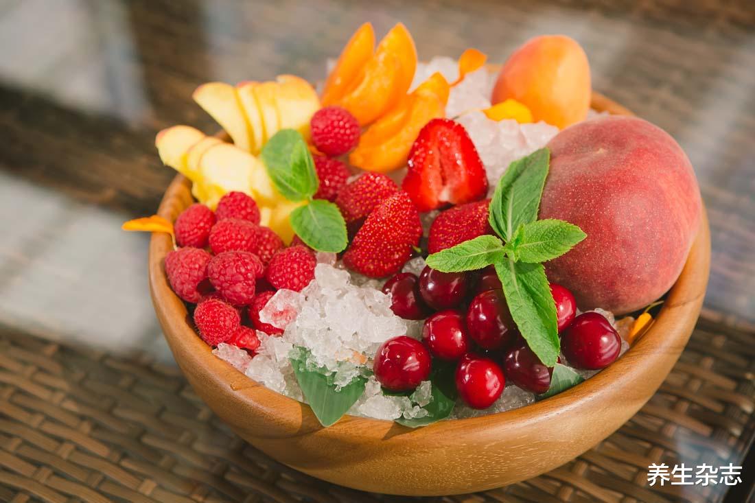 养生杂志|?吃水果时牙齿出现3处异常，多半是牙齿“受伤”了，若再忽视，可能导致牙齿松动