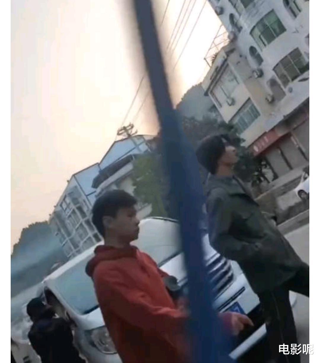 关晓彤|网友更新王俊凯下班路透，全新造型接地气，走路姿势惹心疼